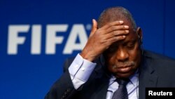 Le président de la CAF Issa Hayatou est présent à une conférence de presse au siège de la FIFA, à Zurich, le 3 décembre 2015.