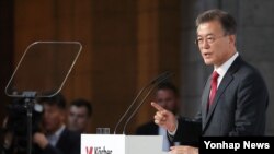 문재인 한국 대통령이 6일 베를린 쾨르버 재단에서 한반도 평화구축과 남북관계, 통일을 주제로 연설하고 있다.