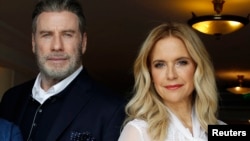 Kelly Preston et son mari John Travolta, 10 novembre 2018. L'actrice américaine est décédée le 12 juillet 2020 à l'âge de 57 ans. (REUTERS/Eric Gaillard)