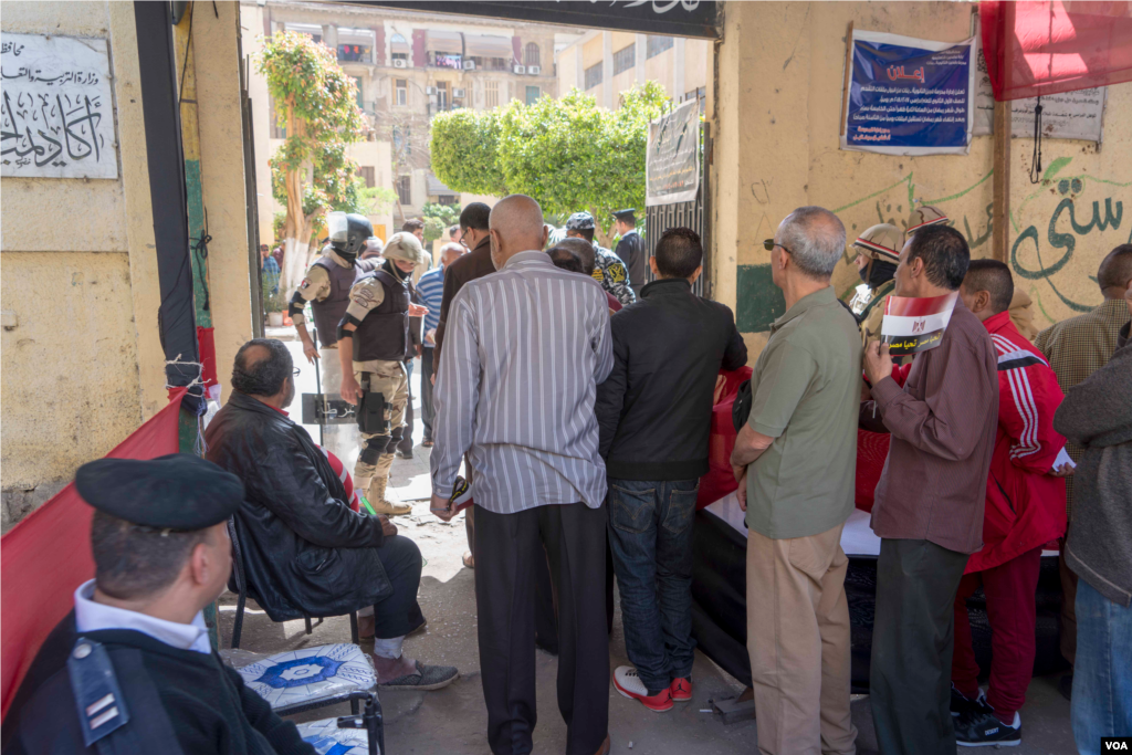 Egyptians line up in front of a polling station in downtown Cairo. March 26, 2018. (H. Elrasam for VOA)