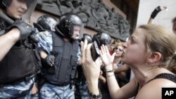 Seshanba kuni parlamentda ustun Regionlar partiyasi rus tili maqomiga doir tashabbus bilan chiqib, bir necha daqiqada uni tasdiqlatib olgan.