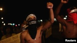 Para pengunjuk rasa yang memprotes penembakan Michael Brown sampai tewas di Ferguson, Missouri (19/8). 