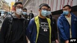 លោក Ben Chung (កណ្តាល) សកម្មជនគាំទ្រចលនាលទ្ធិប្រជាធិបតេយ្យក្នុងចំណោមសកម្មជន ៥៣នាក់ ត្រូវបានចាប់ខ្លួនដោយប៉ូលិសហុងកុង នៅក្នុងទីក្រុងហុងកុង ថ្ងៃទី៦ ខែមករា ឆ្នាំ២០២១។