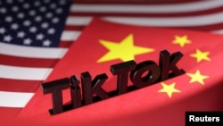 TikTok标识和美国与中国国旗图示
