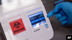 រូបឯកសារ៖ អ្នកវិទ្យាសាស្ត្រកំពុងពិសោធន៍ការធ្វើតេស្តវីរុសកូរ៉ូណា នៅរដ្ឋធានីវ៉ាស៊ីនតោន កាលពីថ្ងៃទី២៨ ខែមេសា ឆ្នាំ២០២០។