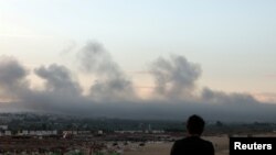 Asap mengepul di Lebanon selatan menyusul serangan Israel, di tengah permusuhan lintas batas yang sedang berlangsung antara Hizbullah dan pasukan Israel, seperti yang terlihat dari Tyre, Lebanon selatan, 23 September 2024. (Aziz Taher/REUTERS)