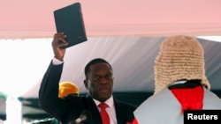 Emmerson Mnangagwa, le nouveau président du Zimbabwe, prête serment, à Harare, Zimbabwe, 24 novembre 2017. 