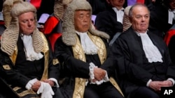 资料图：澳大利亚籍的香港终审法院海外非常任法官施觉民(James Spigelman，右)2020年1月13日在香港出席一场活动。他同年9月2日因担心港版国安法问题而辞职。(美联社)