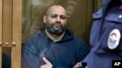 Sergej Hadžikurbanov, optuženi za ubistvo novinarke Ane Politkovskaje, u sudnici u Moskvi. (Foto: AP Photo/Pavel Golovkin)