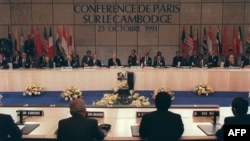 រូបភាព​ទិដ្ឋភាព​ទូទៅ​នៅ​សន្និសីទ​ស្តី​ពី​សន្តិភាព​​នៅ​កម្ពុជា​ដែល​ប្រព្រឹត្ត​ធ្វើ​នៅ​ទី​ក្រុង​ប៉ារីស​ប្រទេស​បារាំង​កាល​ពី​​ថ្ងៃ​ទី​២៣ ខែ​តុលា ឆ្នាំ​១៩៩១។ AFP