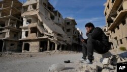 Уништени згради во Палестинскиот бегалски блок во близина на Дамаск, Сирија