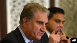 Menteri Luar Negeri Pakistan Shah Mahmood Qureshi dalam konferensi pers di Islamabad, Pakistan, 8 Agustus 2019. 