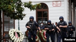Petugas polisi berjalan di lokasi upacara peletakan karangan bunga setelah baku tembak di Wina, Austria, 3 November 2020. (Foto: Reuters)