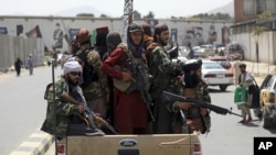 Talibanski borci patroliraju Kabulom 19. avgusta 2021. (Foto: AP)