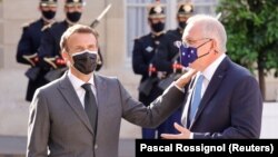 Presiden Prancis Emmanuel Macron menyambut Perdana Menteri Australia Scott Morrison di depan Istana Elysee di Paris, Prancis, 15 Juni 2021. (Foto: REUTERS/Pascal Rossignol)