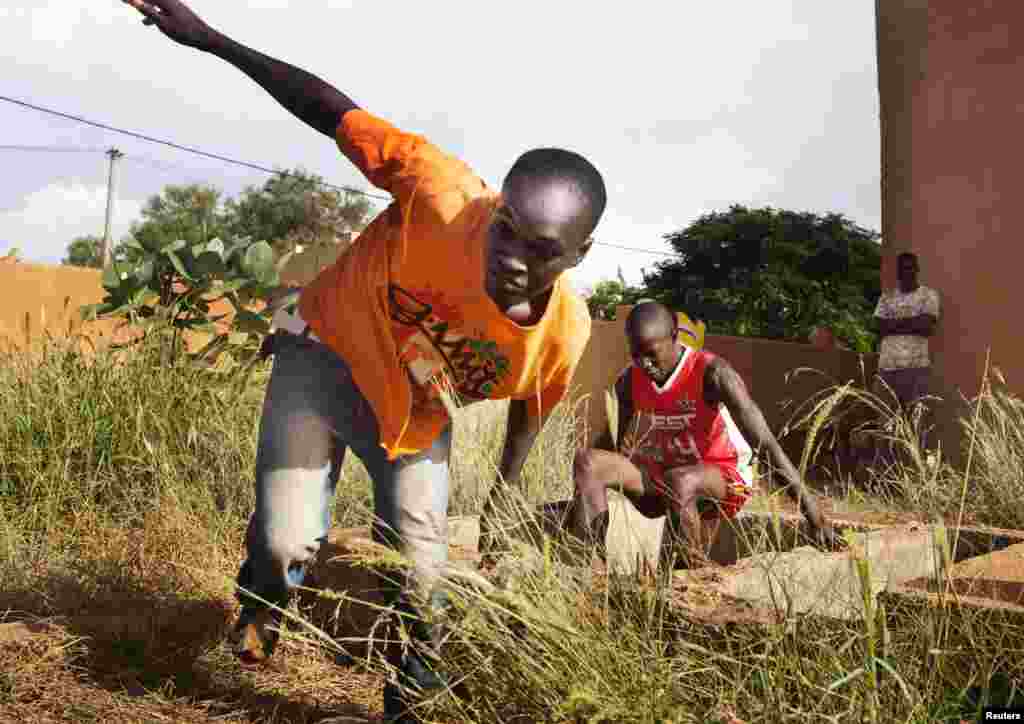 People attend a training session at the FLN movement (North Liberation Forces) camp in Sevare September 24, 2012. 
