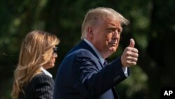 29일 도널드 트럼프 미국 대통령이 부인 멜라니아 트럼프 여사와 함께 백악관에서 대통령 전용헬기 마린원에 탑승하기 전 취재진에게 포즈를 취하고 있다. 트럼프 대통령과 멜라니아 여사는 엔드루스 공군기지에 도착해 대통령 전용기 에어포스원을 타고 대선 첫 토론이 열리는 오하이오주로 향한다.