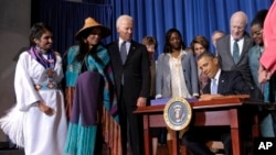 Presiden Barack Obama menandatangani UU Anti Kekerasan Terhadap Perempuan di Departemen Dalam Negeri, AS (7/3), disaksikan Wapres Joe Biden dan para aktivis.