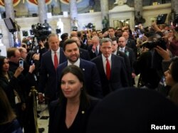 Vis Prezidan JD Vance mache nan yon sal Capitol la anvan diskou Prezidan Donald Trump devan yon sesyon konjwen Kongre a, 4 Mas, 2025.