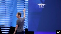 CEO Facebook, Mark Zuckerberg, menunjuk pada drone saat tampil pada F8 Facebook Developer Conference in San Fransisco, 12 April 2016 (foto: AP Photo/Eric Risberg) 