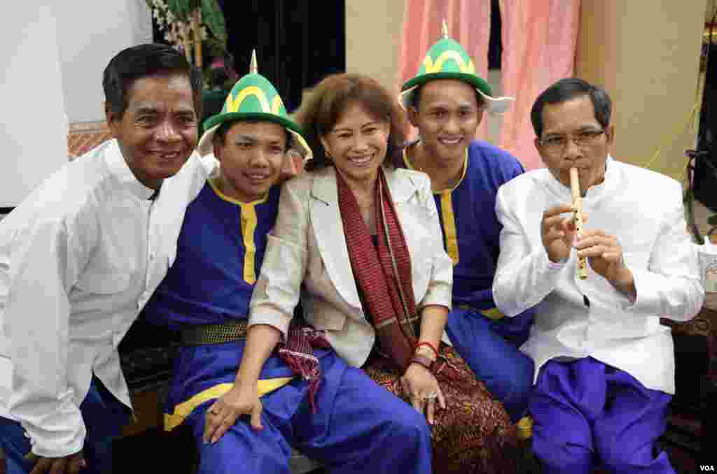 ក្រុម​សិល្បករ​​របស់​សមាគមន៍ Cambodian Community Day ថត​រូប មុន​ពេល​​ឡើង​សម្តែង​ឈុត​មួយនៅ​ក្នុង​រឿង​ទុំ​​ទាវ នៅ​វត្ត​ពុទ្ធិការាម ក្នុង​រដ្ឋ​ Maryland នៅ​ថ្ងៃទី២៣ ខែ​កក្កដា ឆ្នាំ២០១៧។ (ណឹម សុភ័ក្រ្តបញ្ហា​/VOA)