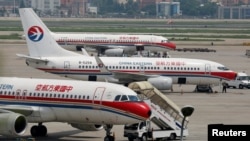 停在上海虹桥国际机场跑道上的中国东方航空公司的客机。（资料照）