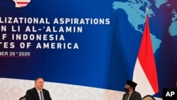 U.S. Secretary of State Mike Pompeo, left, and General Secretary of Nahdlatul Ulama Yahya Cholil Staquf hold a discussion at the Nahdlatul Ulama in Jakarta Oct. 29, 2020.