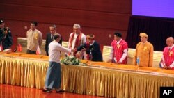 លោក​ប្រធានាធិបតី​មីយ៉ាន់ម៉ា Thein Sein ចាប់​ដៃ​ជាមួយ​មេដឹកនាំ​របស់​ក្រុម​ជនជាតិ​ភាគ​តិច​ប្រដាប់​អាវុធ​ក្នុង​ពិធី​ចុះ​ហត្ថលេខា​លើ​ «បទ​ឈប់​បាញ់​គ្នា​ថ្នាក់​ជាតិ» នៅ​មជ្ឈមណ្ឌល Myanmar International Convention Center កាលពី​ថ្ងៃទី១៥ ខែតុលា ឆ្នាំ២០១៥ ក្នុង​ក្រុង​ណៃពិដោ (Naypyitaw) ប្រទេស​មីយ៉ាន់ម៉ា។