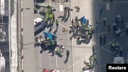 Polisi dan petugas darurat tiba di lokasi kecelakaan di Flinders Street, dilihat dari Swanson Street, di Melbourne, Australia, 21 Desember 2017.