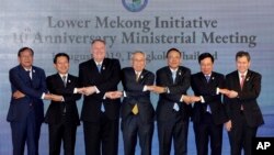 រដ្ឋ​មន្ត្រី​ការ​បរទេស​អាមេរិក លោក Mike Pompeo និង​រដ្ឋ​មន្ត្រី​ការ​បរទេស​អាស៊ាន​ជា​ច្រើន​ចាប់​ដៃ​គ្នា​ថត​រូប​នៅ​ក្នុង​កិច្ច​ប្រជុំ​ថ្នាក់​រដ្ឋ​មន្ត្រី​ការ​បរទេស​នៃ​ប្រទេសអនុ​តំបន់​ទន្លេមេគង្គ នៅ​ទីក្រុង​បាងកក​ ប្រទេស​ថៃ កាល​ពី​ថ្ងៃ​ទី​១ សីហា ២០១៩។