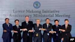 រដ្ឋមន្រ្តីការបរទេសអាមេរិកលោក Mike Pompeo (ទីបីពីខាងឆ្វេង) ចាប់ដៃជាមួយរដ្ឋមន្រ្តីការបរទេសអាស៊ានដទៃទៀត នៅក្រុងបាងកក ប្រទេសថៃ កាលពីថ្ងៃទី០១ ខែសីហា ឆ្នាំ២០១៩។ 