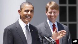 President Barack Obama (l) and nominee to serve as the first director of the Consumer Financial Protection Bureau (CFPB), former Ohio Attorney General Richard Cordray, in the Rose Garden of the White House, Jul 18, 2011