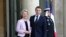 ប្រធានាធិបតី​បារាំង​លោក Emmanuel Macron ស្វាគមន៍​ប្រធាន​គណៈកម្មការ​អឺរ៉ុប​អ្នកស្រី Ursula von der Leyen នៅ​ក្នុង​ជំនួប​​ពិភាក្សា​ជាមួយ​នឹង​មេដឹកនាំ​មកពី​បណ្ដា​ប្រទេស​នៅ​ទ្វីប​អឺរ៉ុប​នៅ​ថ្ងៃ​ចន្ទ​នេះកាលពីថ្ងៃទី ១៧ កុម្ភៈ​ ឆ្នាំ​២០២៥។