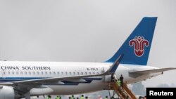 ຄົນ​ຈີນ​ທີ່​ຖືກ​ຈັບ​ຈາກ​ສູນ​ສໍ້​ໂກງ​ຈີນ ຖືກ​ສົ່ງ​ກັບ​ຄືນ​ປະ​ເທດ, ຈັງ​ຫວັດ ຕາກ, ປະ​ເທດ ໄທ, 20 ກຸມ​ພາ 2025.