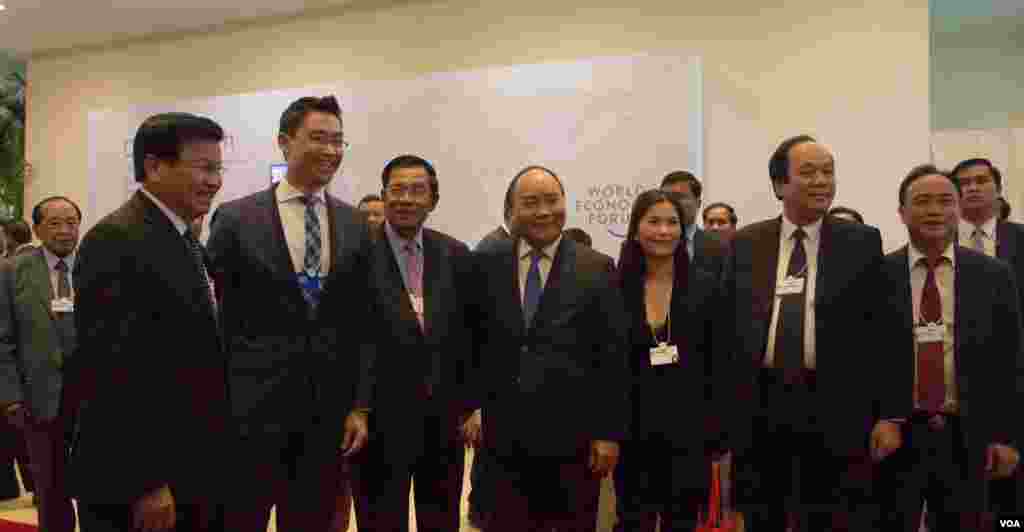 លោក​នាយករដ្ឋមន្ត្រី​ហ៊ុន សែន​ នាយក​រដ្ឋមន្ត្រី​ប្រទេស​វៀតណាម​ លោក​ Nguyen Xuan Phuc លោក គិត ម៉េង​ និង​គណៈប្រតិភូ​ដទៃ​ទៀត​ ចូលរួម​ពិភាក្សា​ក្នុង​វេទិកា​សេដ្ឋកិច្ច​ពិភពលោក​ ក្នុង​រាជធានី​ភ្នំពេញ​ នៅ​ថ្ងៃទី​១២ ខែ​ឧសភា​ ឆ្នាំ​២០១៧។ (ខាន់ សុគុំមនោ/VOA)