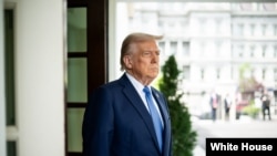 资料照片：美国总统特朗普在白宫西厢。(2025年4月24日)