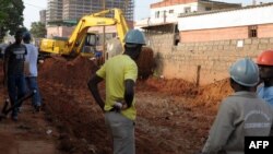 앙골라 루안다의 건설현장에서 외국인 노동자들이 일하고 있다. (자료사진)
