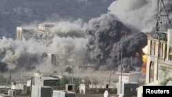 ផ្សែង​ហើរ​ពាសពេញ​កន្លែង​កើត​ហេតុ​កំឡុង​ការ​វាយ​ប្រហារ​តាម​អាកាស​ទៅ​លើ Republican Palace នៅ​ក្រុង Taiz ភាគ​នរតី​នៃ​ប្រទេស​យេម៉ែន កាលពី​ថ្ងៃទី១៧ ខែមេសា ឆ្នាំ២០១៥។