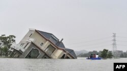 ពលរដ្ឋ​កំពុង​ជិះ​ទូក​មួយ​គ្រឿង​ក្បែរ​ផ្ទះ​ដែល​រង​ការ​ខូច​ខាត​នៅ​ជិត​បឹង Poyang ដោយសារ​ការ​ធ្លាក់​ភ្លៀង​យ៉ាង​ខ្លាំង​នៅ​ស្រុក Poyang ទីក្រុង Shangrao ស្ថិត​នៅ​ភាគកណ្ដាល​នៃ​ខេត្ត Jiangxi ប្រទេស​ចិន កាល​ពី​ថ្ងៃ​ទី​១៥ កក្កដា ២០២០។