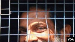 India menjatuhkan hukuman penjara seumur hidup bagi Binayak Sen, dokter anak berusia 60 tahun yang bekerja untuk kelompok masyarakat miskin di kawasan Maois.