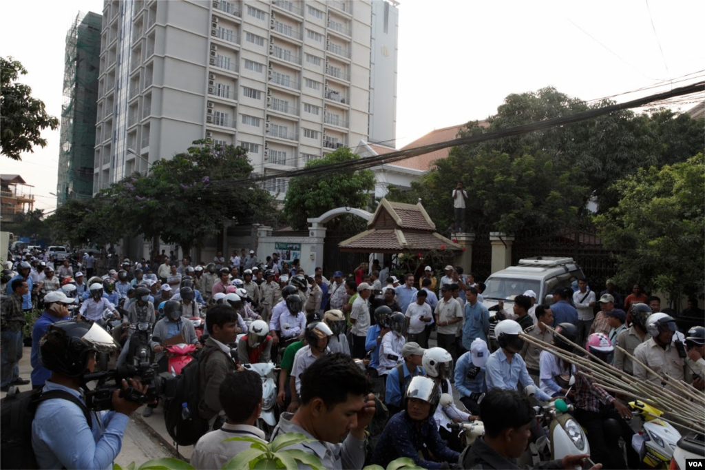 Security polices safeguard a self-claim university students group led by Srey Chamroeun. Some 70 students protest in front the house of CNRP&#39;s acting president Kem Sokha in Phnom Penh. Based on leaked phone records conversation, the group accused Kem Sokha of having immorally relations with a hairdresser Khom Chandarati. ( Leng Len/VOA Khmer) &nbsp;