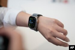 แอปเปิล วอทช์ จัดแสดงในการเปิดตัวผลิตภัณฑ์ใหม่ ในวันอังคารที่ 12 กันยายน ในคูเปอร์ติโน แคลิฟอร์เนีย (เอพี)