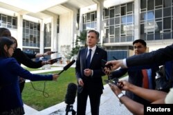 토니 블링컨(가운데) 미 국무장관이 21일 그리스 아테네에서 취재진 질문에 답하고 있다.