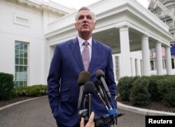 Lider republikanaca u Predstavničkom domu evin McCarthy obraća se novinarima poslije susreta sa predsjednikom Bidenom i drugim kongresnim liderima u Bijeloj kući, 29. novembra 2022.