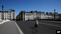 14일 신종 코로나바이러스 감염증(COVID-19) 확산 방지를 위한 전국적 봉쇄령 조치가 내려진 프랑스 파리의 거리가 한산한 모습이다. 