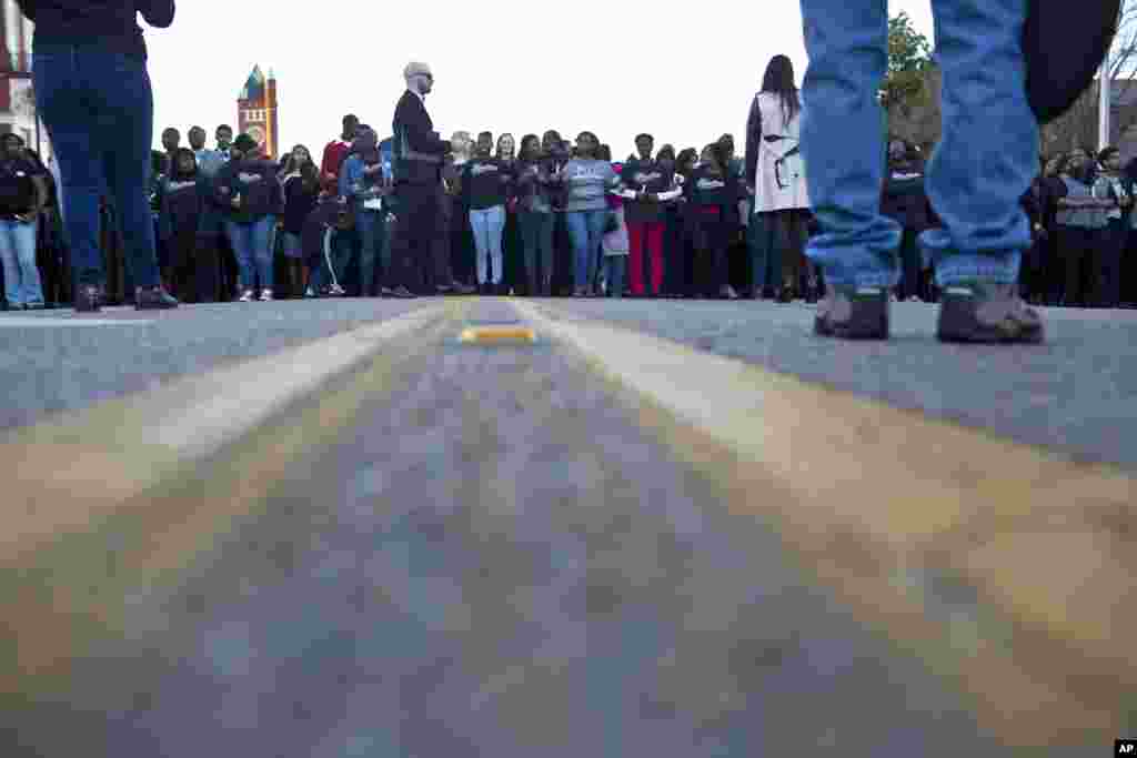 Marchers line up and lock arms before they make their way to the Edmund Pettus Bridge in honor of Martin Luther King Jr., Selma, Alabama, Jan. 18, 2015.
