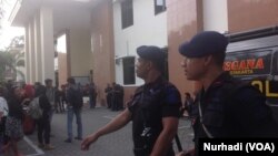 Aparat keamanan berjaga di PN Sleman, kehadirannya sempat diprotes penggugat (Foto: VOA/Nurhadi)