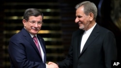 Wapres Iran Eshagh Jahangiri dan PM Turki Ahmet Davutoglu dalam konferensi pers bersama di Istana Saadabad, Tehran, Iran