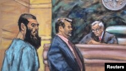 Abid Naseer (kiri) didampingi pengacaranya Steven Brounstein (tengah) menghadap hakim Raymond Dearie saat menyatakan tidak bersalah atas tuduhan terorisme dalam pengadilan federal Amerika di New York (7/1).