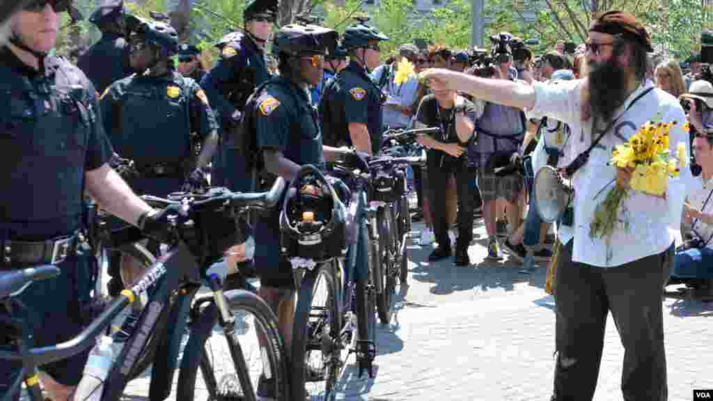 Man offers flowers to the police at the Republican National Convention in Cleveland (July 19, 2016).